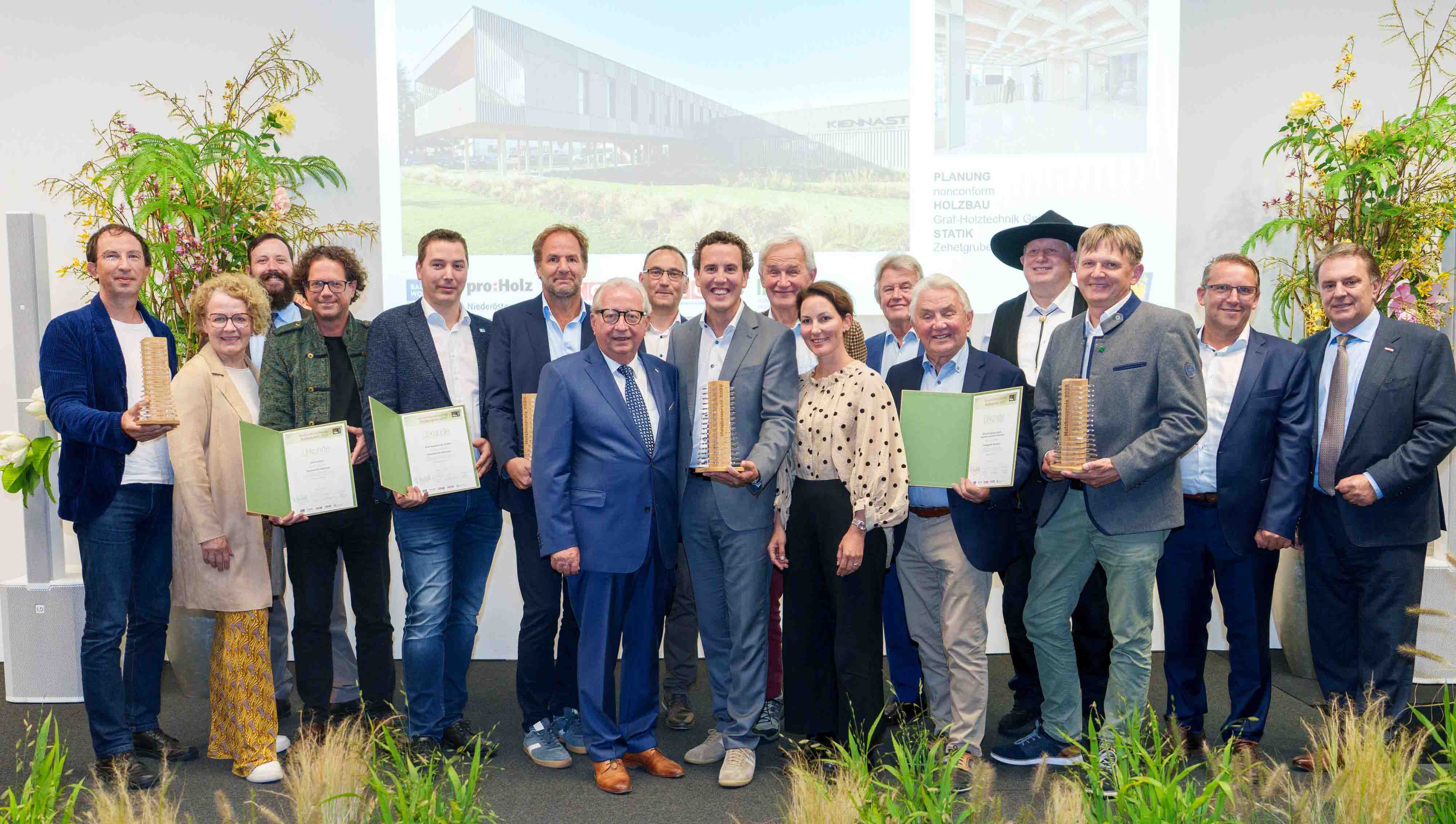 Foto: VertreterInnen der Kiennast Holding GmbH als Auftraggeber, der nonconform ideenwerkstatt GmbH, der Zehetgruber + Laister ZT GmbH, der Graf Holztechnik GmbH, sowie LR Christiane Teschl-Hofmeister und WKNÖ-Präsident Wolfgang Ecker; (c) Josef Bollwein